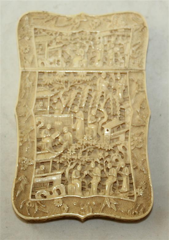 A Chinese export ivory serpentine shaped card case, 19th century, 11.5cm